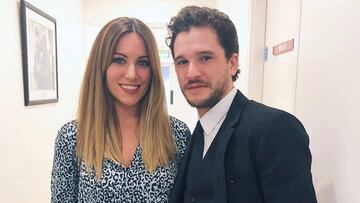 La cantante Edurne con el actor Kit Harington en Old Trafford el 24 de febrero de 2019.