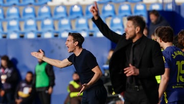LEGANÉS (MADRID), 15/02/2026.- El entrenador del Rayo Vallecano, Íñigo Pérez (detrás, c) durante el partido de la jornada 24 de LaLiga que disputan el Rayo Vallecano y el Atlético de Madrid, en el estadio Butarque de Leganés, este domingo. EFE/Mariscal