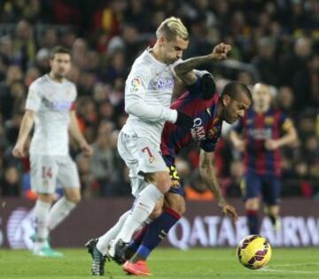 El lateral brasileño del FC Barcelona Alves pelea un balón con el francés Griezmann.
