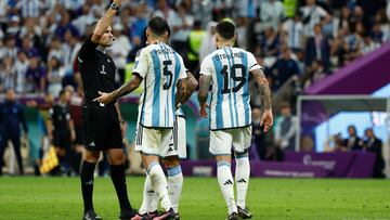 GR5517. LUSAIL (CATAR), 09/12/2022.- El árbitro español Antonio Mateu le saca tarjeta amarilla a Nicolás Otamendi hoy, en un partido de los cuartos de final del Mundial de Fútbol Qatar 2022 entre Países Bajos y Argentina en el estadio de Lusail (Catar). EFE/ Rodrigo Jiménez