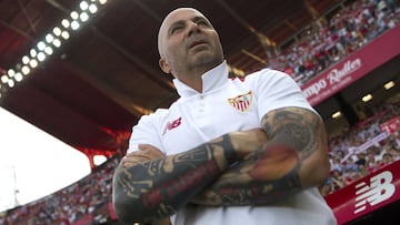 Sampaoli, luciendo tatuajes. En el brazo derecho, tributo al disco Oktubre.