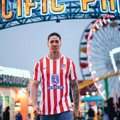 ‘El Niño’ se convierte en modelo para presentar la nueva camiseta del Atleti