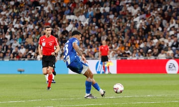 3-1. Desde la frontal del área, el mediocentro uruguayo babazorro, dispara con la izquierda raso y ajustado para batir a Thibaut Courtois. El balón toca en su palo derecho y se cuela dentro.