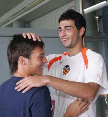 En el Valencia hizo amistad con Raúl Albiol donde coincidió en categorías inferiores y en el primer equipo che. Ambos dejaron el Valencia en busca de éxitos personales.