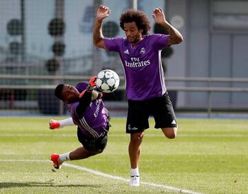 Moha Ramos detiene un bal&oacute;n ante Marcelo en un entrenamiento del primer equipo.