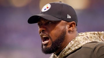 INDIANAPOLIS, IN - NOVEMBER 12: Head coach Mike Tomlin of the Pittsburgh Steelers talks with a referee against the Indianapolis Colts during the first quarter at Lucas Oil Stadium on November 12, 2017 in Indianapolis, Indiana.   Andy Lyons/Getty Images/AFP
 == FOR NEWSPAPERS, INTERNET, TELCOS &amp; TELEVISION USE ONLY ==