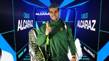 Carlos Alcaraz celebra que acabará el año como número uno en Turín.