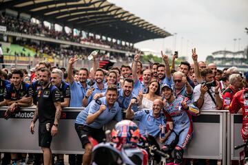 Enea Bastianini  celebra con su equipo la segunda posición durante la carrera del Gran Premio MotoGP PETRONAS de Malasia en el Circuito de Sepang.