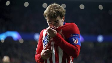 Griezmann besando el escudo del Atleti.