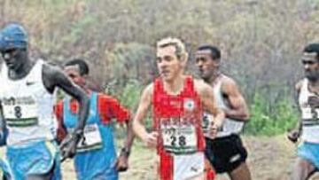 <b>ENTRE AFRICANOS. </b>Blanco, miembro de la Selección, en Itálica.