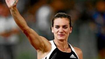<b>UNA MUJER FELIZ. </b>Yelena Isinbayeva saluda tras su 22 récord.