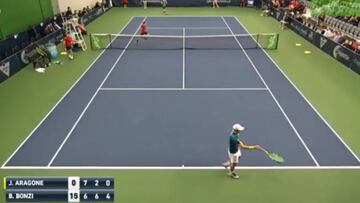 Cuando parece que lo hemos visto todo llega este tenista y hace lo nunca visto