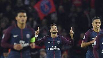 Paris Saint-Germain&#039;s Brazilian forward Neymar (C) celebrates  after scoring a goal  during the UEFA Champions League Group B football match between Paris Saint-Germain (PSG) and Anderlecht (RSCA) on October 31, 2017, at the Parc des Princes stadium in Paris. / AFP PHOTO / CHRISTOPHE SIMON