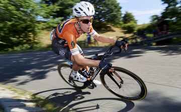 Los Mundiales de ciclismo de Flandes arrancaron de luto por la muerte de Chris Anker Sorensen, que muri¨® atropellado por un coche a los 37 a?os mientras realizaba una ruta en bicicleta en la localidad de Zeebrugge, en la periferia de Brujas. Sorensen se encontraba en B¨¦lgica como comentarista de la cadena danesa TV2 Sport, ya retirado desde 2018 del ciclismo profesional, en el que milit¨® 13 a?os en los equipos CSC, Saxo Bank, Tinkoff, Fortuneo y Riwal, del que tambi¨¦n fue director. El dan¨¦s fue un escalador competente que particip¨® en 12 grandes vueltas. Su victoria m¨¢s c¨¦lebre fue una etapa en el Giro de Italia de 2010. Tambi¨¦n gan¨® etapas en el Dauphin¨¦ y la Vuelta a Austria, y fue campe¨®n de Dinamarca. Ejerci¨® de gregario, entre otros, de Alberto Contador.