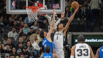 Victor Wembanyama trata de anotar por encima de Chet Holmgren en el Spurs-Thunder.