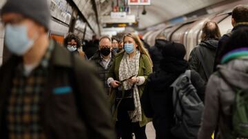Commuters with face coverings get off a Transport for London (TfL) underground train in London on January 31, 2022. - The British government scrapped restrictions imposed to combat the Omicron coronavirus variant last week. The return to "Plan A" measures -- ditching legal requirements for face coverings and shelving vaccine passports -- came as the number of positive Covid-19 cases has fallen sharply from record levels. (Photo by Tolga Akmen / AFP)