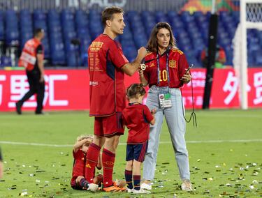 La familia al completo de Sergio Canales sobre el terreno de juego del Stadion Feijenoord.