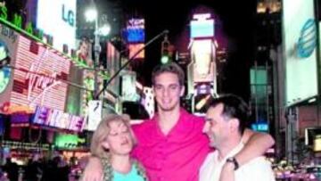 Pau Gasol, junto a su madre.