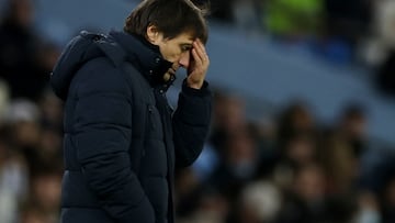 Antonio Conte, entrenador del Tottenham, se lamenta durante el partido contra el Manchester City.