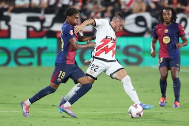 El extremo derecho del Barça comenzó a participar en mayor medida y generó un gran enfrentamiento con Pacha Espino.