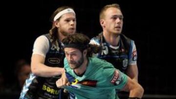 <b>SOBRESALIENTE. </b>Mikkel Hansen, que sujeta a Noddesbo, clave.