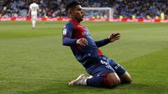 El delantero colombiano, &#039;Cucho&#039; Hern&aacute;ndez, durante un partido con el Huesca.