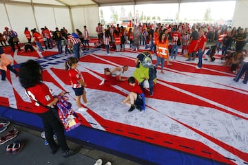 Los aficionados firman una camiseta gigante con mensajes para Fernando Torres.