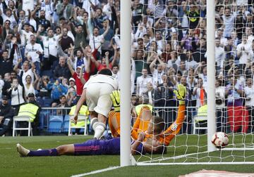 Benzema, centró raso y el malagueño empujó a la red el balón desde el área pequeña