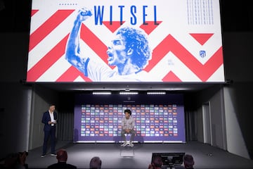 Axel Witsel ha sido presentado como nuevo jugador del Atlético de Madrid junto con el presidente del club, Enrique Cerezo, y el exfutbolista rojiblanco y leyenda del club, Manolo. 