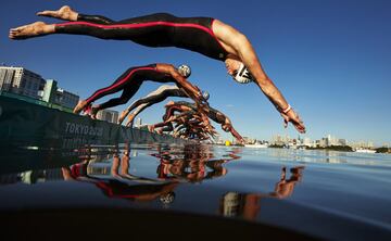 Los nadadores comienzan la carrera en el maratón masculino de natación de 10 km el día trece de los Juegos Olímpicos de Tokio 2020