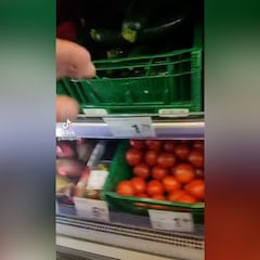 Un agricultor entra a un súper y enseña los calabacines que se venden a 1,79€/kg