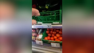 Un agricultor entra a un s¨²per y ense?a los calabacines que se venden a 1,79€/kg