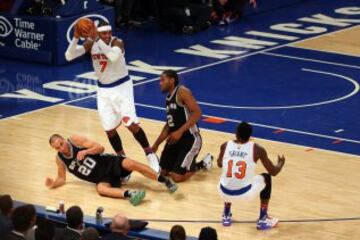 Carmelo Anthony ante Manu Ginobili, en el suelo, y Kawhi Leonard. Partido San Antonio Spurs-New York Knicks.