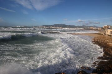 Vista del oleaje en Palma. Mallorca es la que se ha llevado el peor azote de la borrasca ‘Fien’ con ya 81 incidencias y sigue en situación de alerta meteorológica por rachas fuertes que podrían superar los 90 kilómetros por hora y los 120, en cabos. 