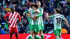 GRAF1743. SEVILLA, 20/01/2019.- El delantero del Real Betis, Lorenzo Mor&oacute;n &quot;Loren&quot; (2i), celebra su gol ante el Girona durante el partido de LaLiga Santander correspondiente a la jornada 20&ordf;, disputado en el estadio Benito Villamar&i