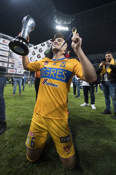 Torres Nilo fue canterano del Atlas, debutó en 2006 y fue transferido a Tigres en el 2010, donde se pudo mantener como uno de los jugadores habituales de la plantilla, y su estancia en el equipo de la UANL le ha valido ser convocado al Tri.