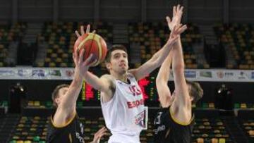 <b>ACERTADO. </b>Franch, que ayer anotó 14 puntos, entra a canasta.