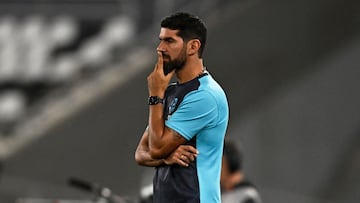 Cesar Vallejo's Uruguayan head coach Sebastian Abreu looks on during the Copa Sudamericana group stage first leg football match between Botafogo and Universidad Cesar Vallejo at the Nilton Santos stadium in Rio de Janeiro, Brazil, on April 20, 2023. (Photo by MAURO PIMENTEL / AFP)