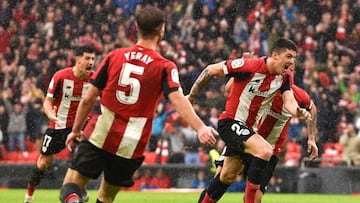 GRAF6437. BILBAO, 10/11/2019.- El defensa del Athletic de Bilbao Ander Capa (d) celebra su gol ante el Levante, en el partido de la décimo tercera jornada de LaLiga Santander que se disputa este domingo en el estadio San Mamés, en Bilbao. EF