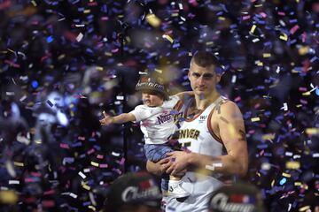 Nikola Jokic celebrando junto a su hija Ognjena tras convertirse en campeón de la NBA.