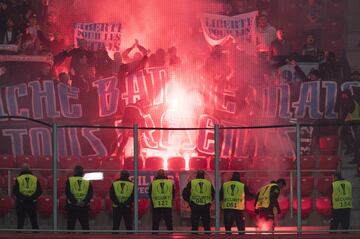 Los ultras del Olympique de Marsella con bengalas dentro del estadio de San Mamés.