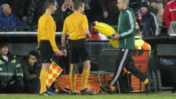 Un oficial retira un plátano hinchable gigante del terreno de juego durante el Feyenoord-Roma.