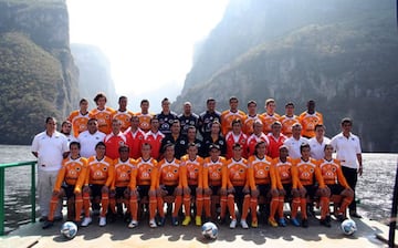 Jaguares de Chiapas se tomó la foto oficial del plantel para el Torneo Bicentenario 2010 en un escenario de lujo: el Cañón del Sumidero. Cuerpo técnico y jugadores abordaron en Chiapa de Corzo una de las lanchas que ocupan los turistas.