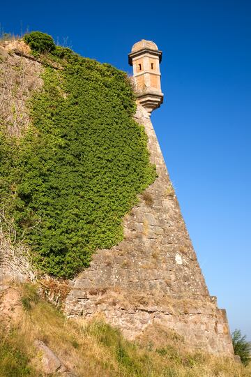 En el Castillo de Cardona, a unos 100km de Barcelona, se encuentra un parador de cuatro estrellas con unas maravillosas vistas y en un entorno incomparable. Es un lugar en el que quedarse y reposar menos en la habitación 712. 