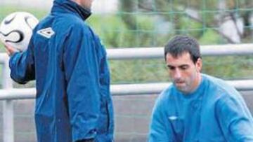 <b>PROTAGONISTA. </b>Miguel Rivera ensaya con Zigor, el portero titular en el Bernabéu.