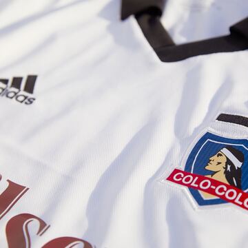 Una vuelta a los 90's: la nueva camiseta de Colo Colo 2022