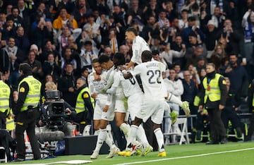 Los jugadores del Real Madrid celebran el 1-0 de Kylian Mbappé al Sevilla. 