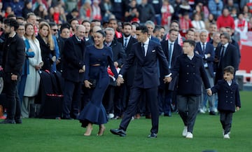 Jesús Navas entra en el estadio con su familia.