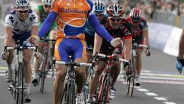 <b>VICTORIA Y DERROTA. </b>Óscar Freire celebra su triunfo brazos en alto. Petacchi asume su segundo puesto.