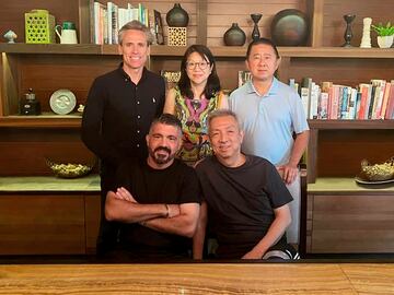 Gattuso, en su viaje a Singapur. En la foto, Peter Lim, la presidenta Layhoon Chan, el director ejecutivo Kim Koh y Miguel Ángel Corona.